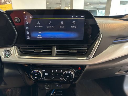 Used 2025 Chevrolet Trax LT w/ LT Convenience Package image 17