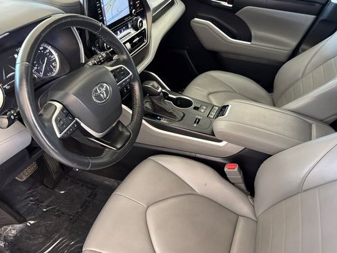 Used 2022 Toyota Highlander XLE FWD image 10