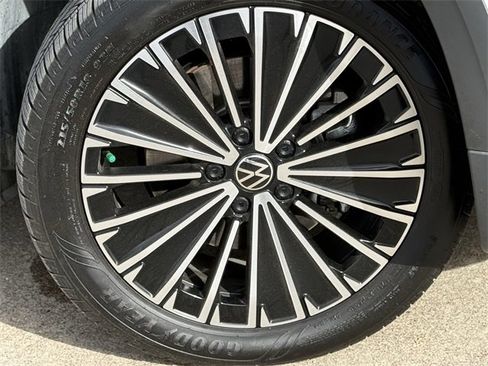 Used 2025 Volkswagen Taos SE image 7