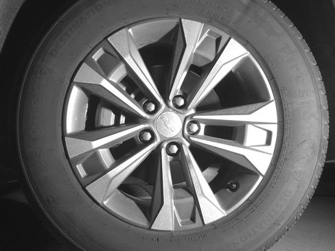 Used 2025 Chevrolet Equinox LT FWD image 12
