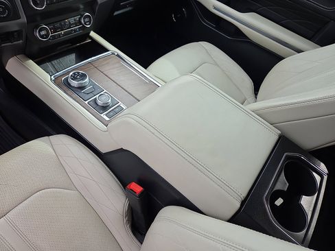 Used 2020 Ford Expedition Platinum image 25