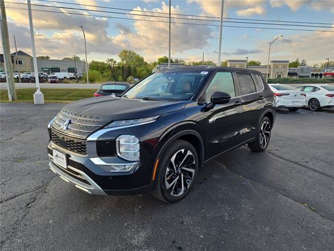 Used 2023 Mitsubishi Outlander SE image 2