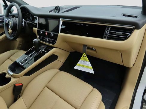 Used 2025 Porsche Macan AWD/4WD image 19