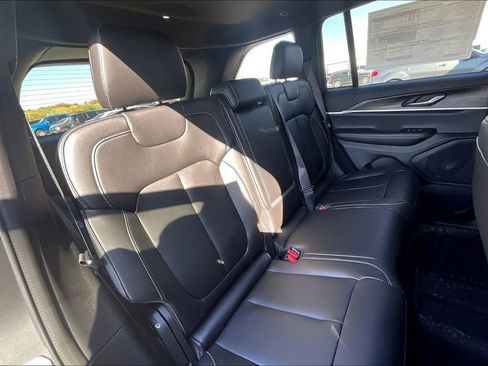 New 2025 Jeep Grand Cherokee Limited w/ Black Appearance Package image 17