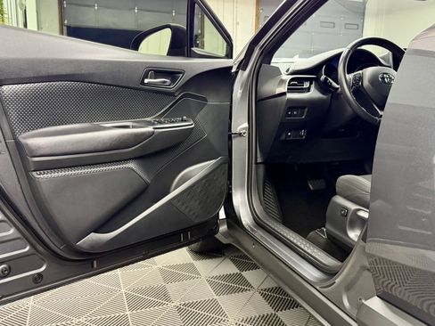Used 2018 Toyota C-HR XLE image 5