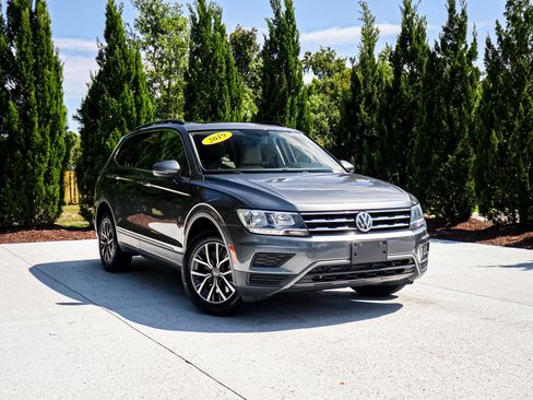 Used 2019 Volkswagen Tiguan SE w/ Panoramic Sunroof Package AWD/4WD image 2