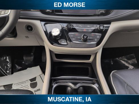 Used 2023 Chrysler Pacifica Limited image 11