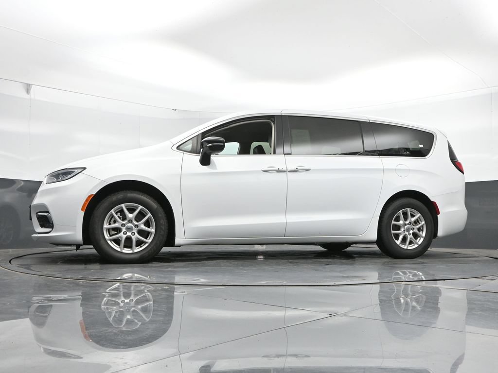 Used 2024 Chrysler Pacifica Touring-L FWD image 46