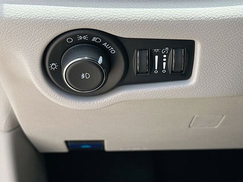 Used 2024 Chrysler Pacifica Touring-L FWD image 10