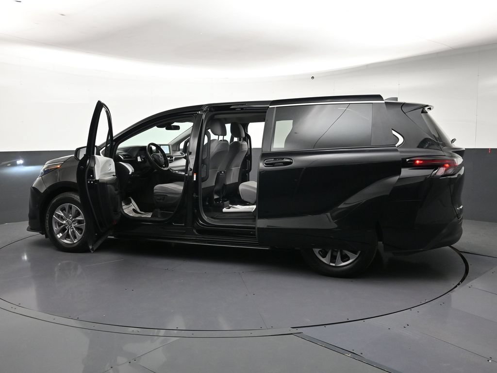 Used 2025 Toyota Sienna LE AWD/4WD image 36
