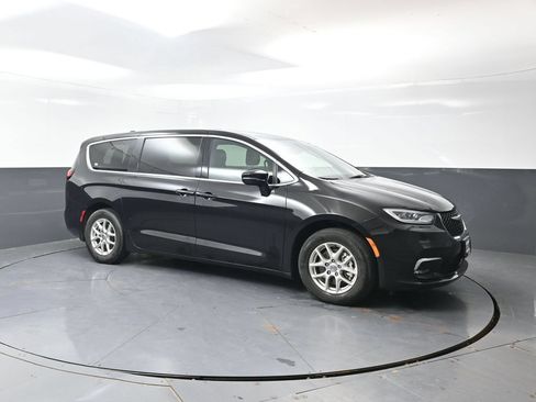 Used 2025 Chrysler Pacifica Select FWD image 5