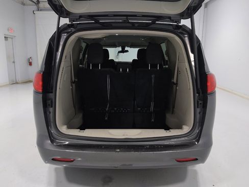 Used 2022 Chrysler Voyager LX image 29
