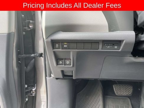 Used 2023 Toyota Sienna XLE FWD image 25