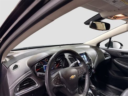 Used 2018 Chevrolet Cruze Premier image 11