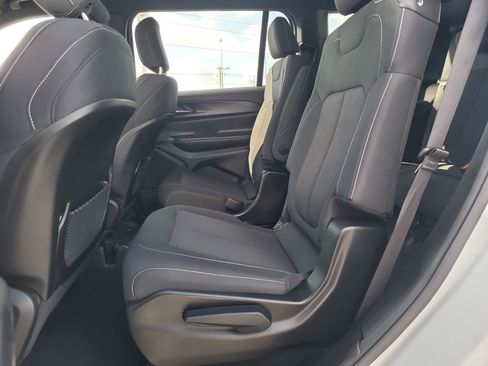 Used 2024 Jeep Grand Cherokee L Laredo image 11