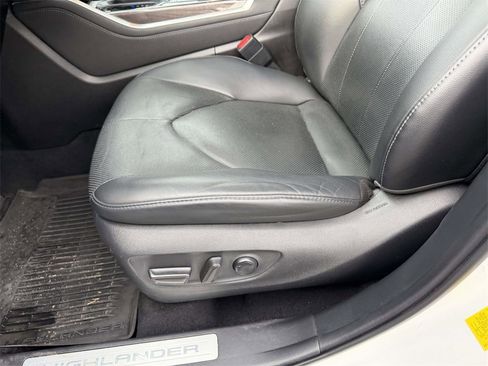 Used 2021 Toyota Highlander Limited image 17