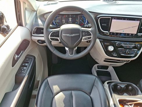 Used 2024 Chrysler Pacifica Limited FWD image 13