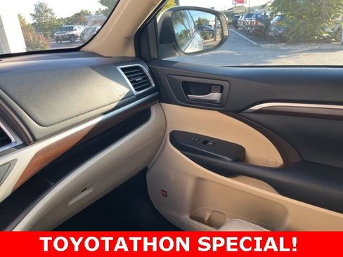 Used 2016 Toyota Highlander Limited Platinum image 32