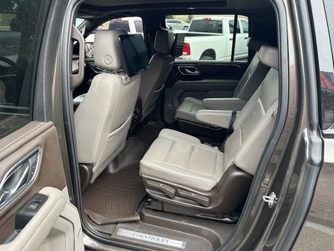Used 2021 Chevrolet Suburban Z71 w/ Z71 Signature Package AWD/4WD image 9