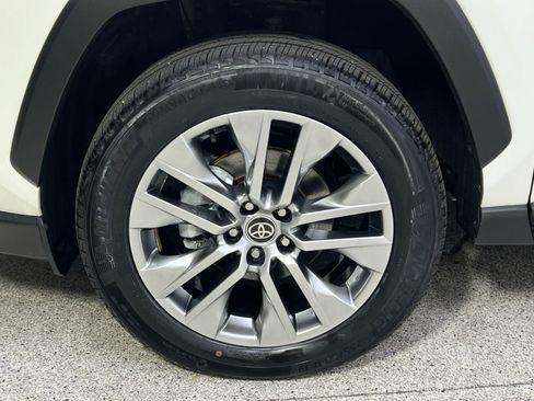 Used 2022 Toyota RAV4 XLE Premium image 16