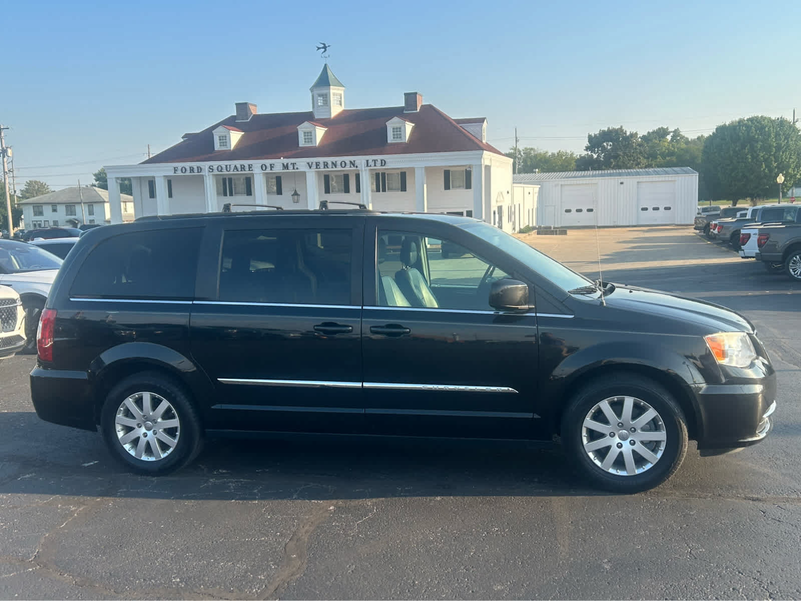 Used 2016 Chrysler Town & Country Touring FWD image 4