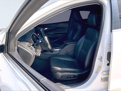 Used 2019 Chevrolet Malibu LT w/ Leather Package image 3