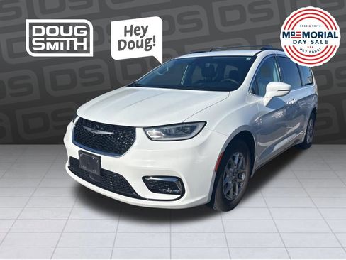 Used 2022 Chrysler Pacifica Touring-L FWD image 2