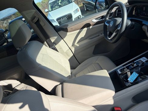 Used 2025 Volkswagen Atlas SEL image 32