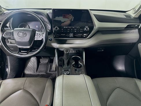 Used 2022 Toyota Highlander Platinum image 17