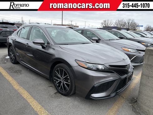 Used 2024 Toyota Camry SE image 1