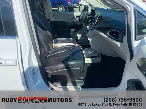 Used 2023 Chrysler Pacifica Touring-L image 33