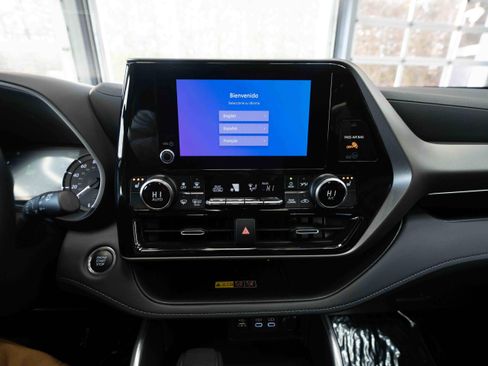 Used 2025 Toyota Highlander XLE image 17