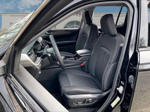 Certified 2023 Jeep Grand Cherokee Laredo image 23