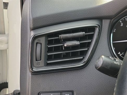 Used 2020 Nissan Rogue SL w/ Premium Package image 32