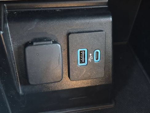 Used 2020 Ford Explorer XLT w/ Equipment Group 202A AWD/4WD image 30