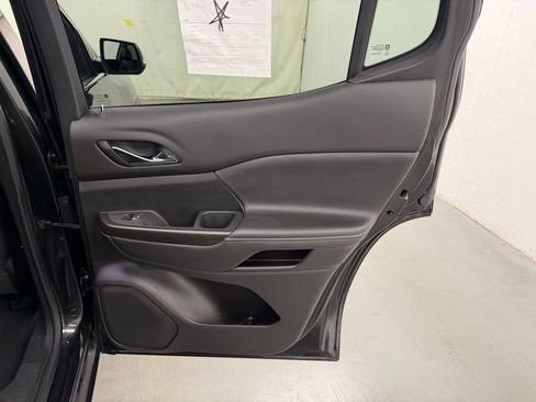 Used 2022 GMC Acadia SLT w/ Technology Package image 13