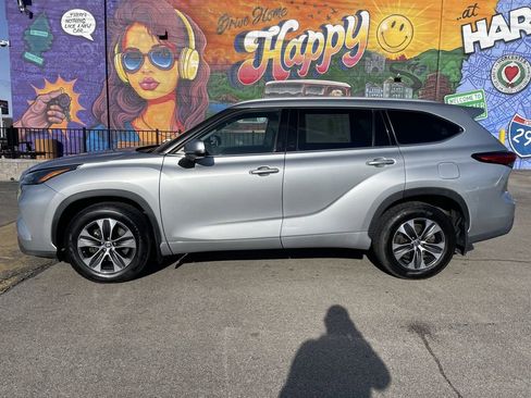 Used 2022 Toyota Highlander XLE image 2