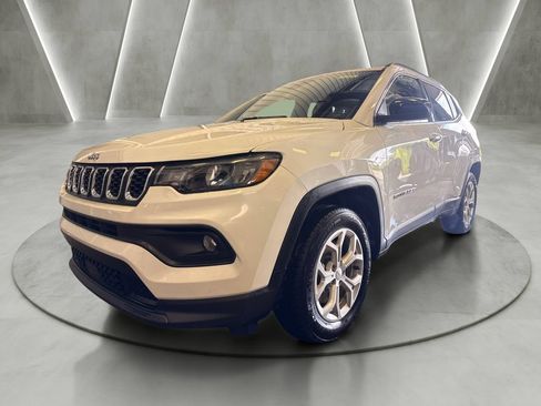 Used 2024 Jeep Compass Latitude AWD/4WD image 3