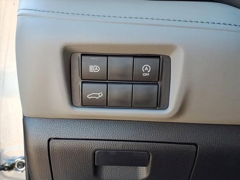 Used 2023 Toyota Highlander XLE FWD image 21