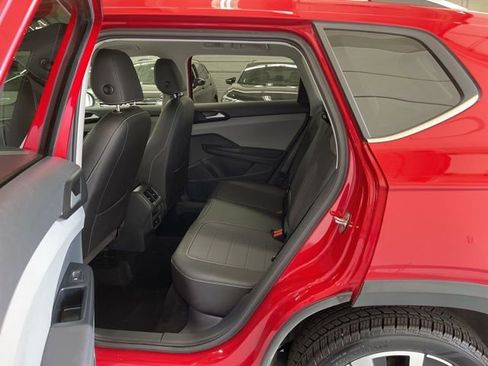 Used 2023 Volkswagen Taos SE w/ Panoramic Sunroof Package FWD image 8