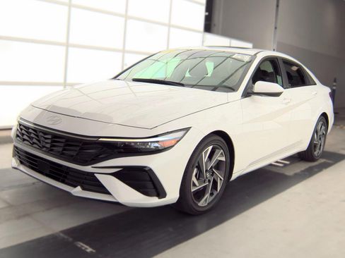 Used 2025 Hyundai Elantra SEL FWD image 1