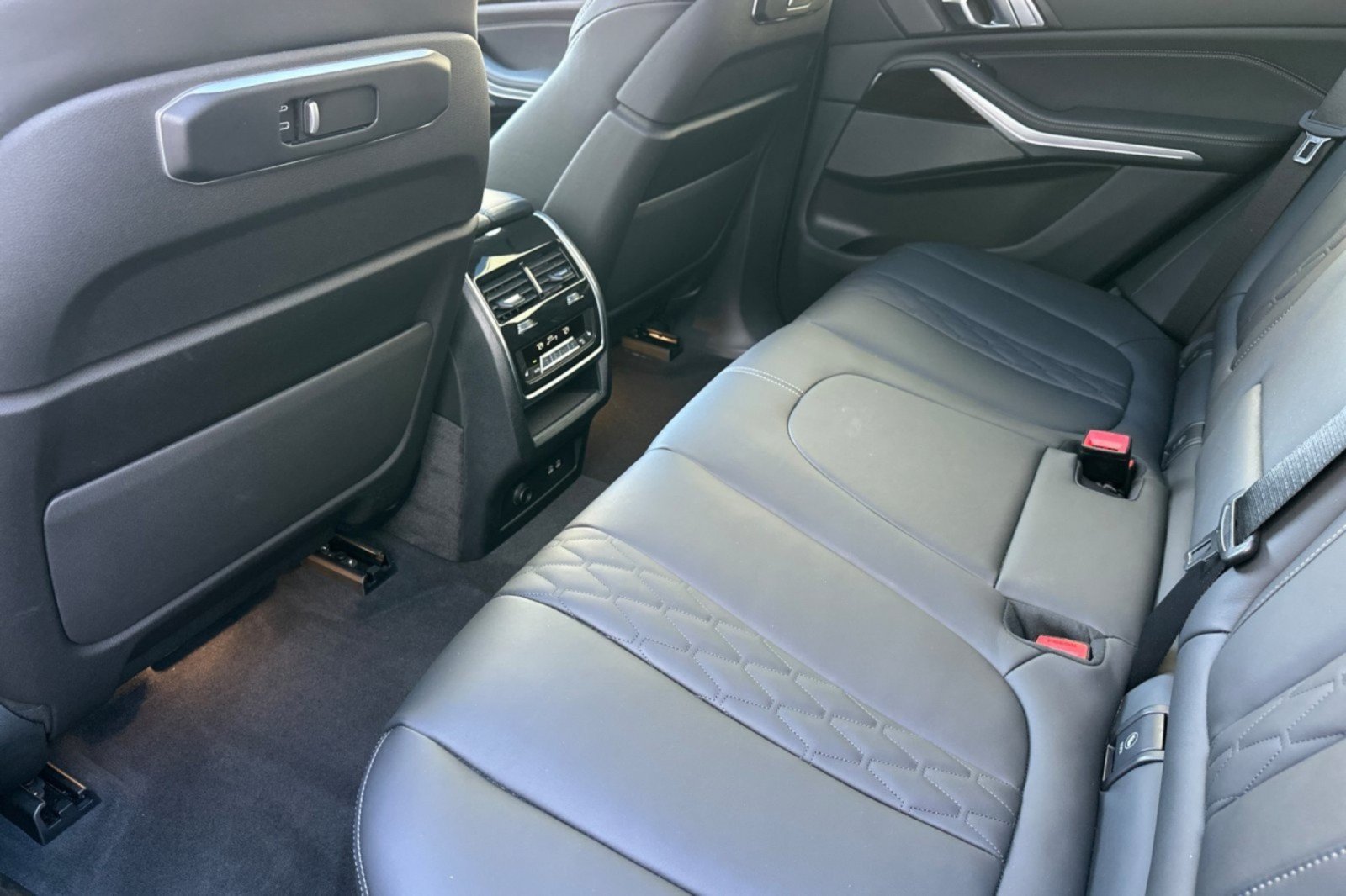 Used 2024 BMW X5 sDrive40i w/ M Sport Package RWD image 11