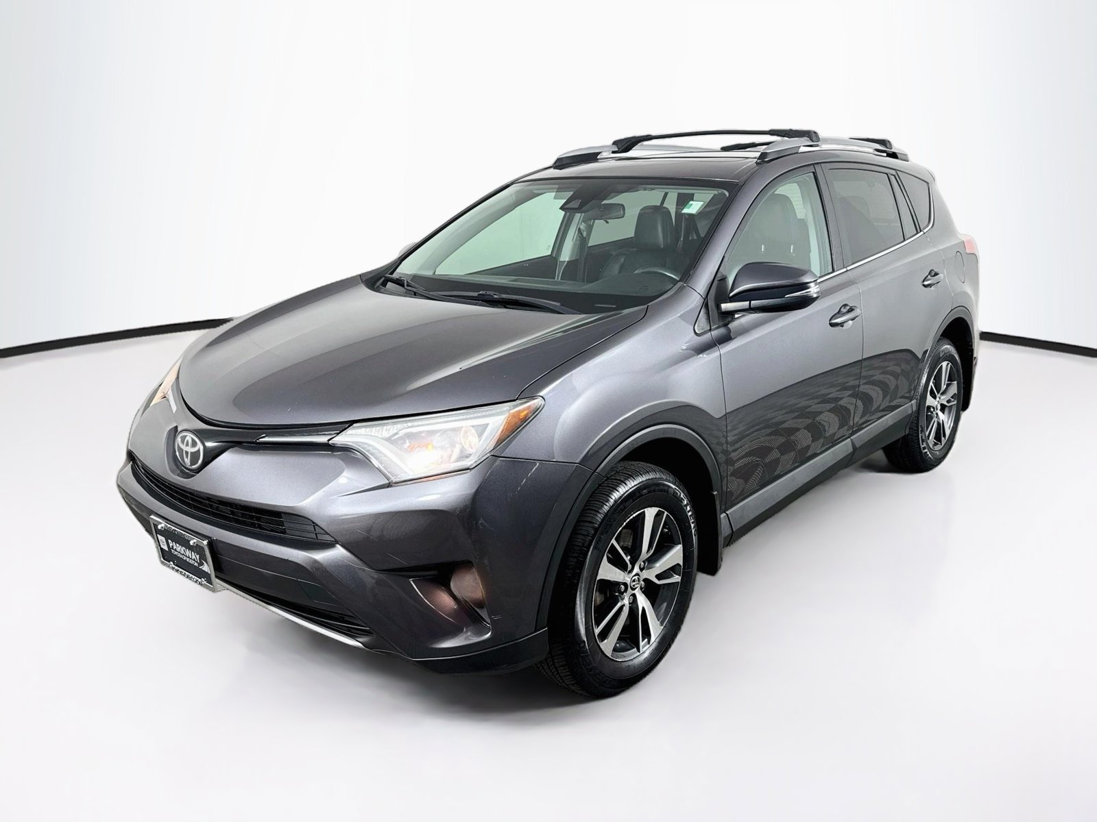 Used 2017 Toyota RAV4 XLE AWD/4WD image 2