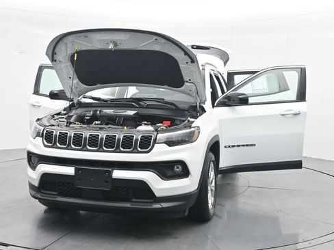 Used 2025 Jeep Compass Latitude image 35
