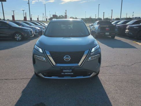 Used 2021 Nissan Rogue Platinum image 3