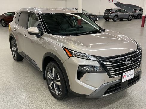 Used 2025 Nissan Rogue SL image 3