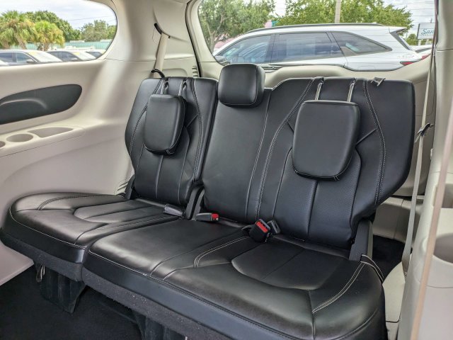 Used 2023 Chrysler Pacifica Touring-L FWD image 14