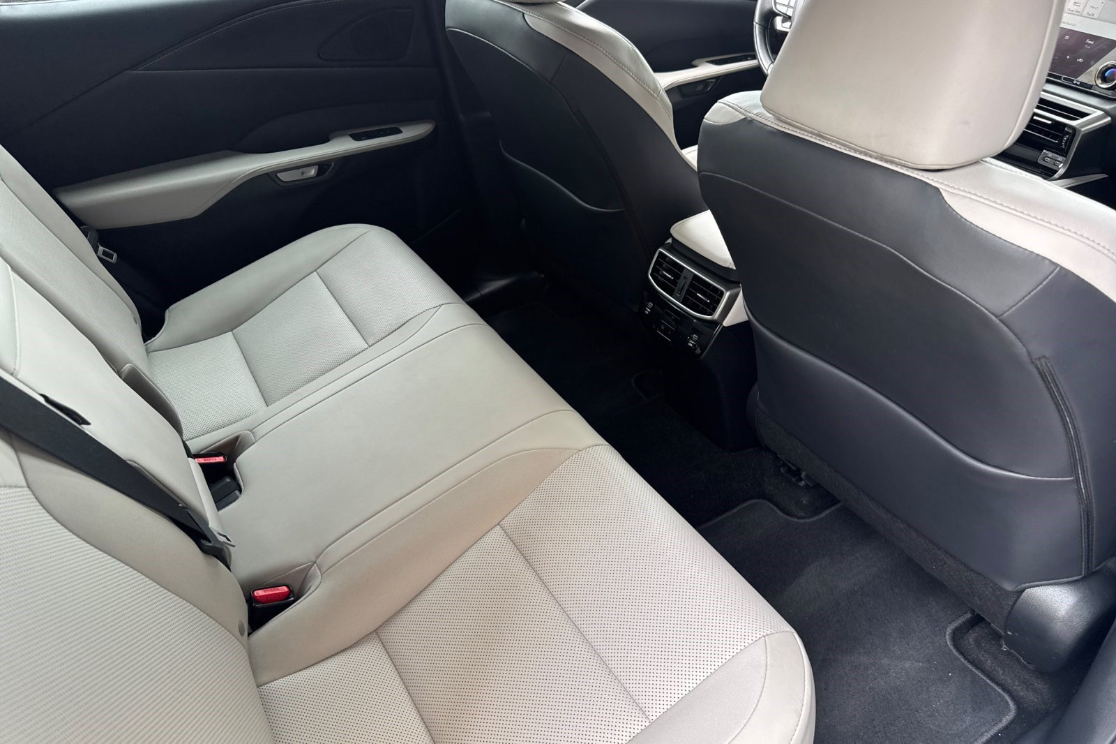 Used 2024 Lexus RX 350 Premium w/ Accessory Package (Z1) FWD image 32