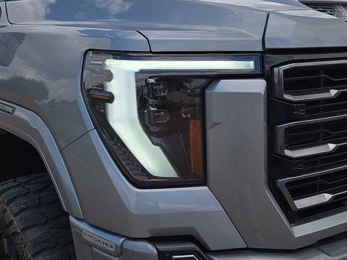Used 2024 GMC Sierra 2500 AT4 w/ AT4 Premium Plus Package AWD/4WD image 9