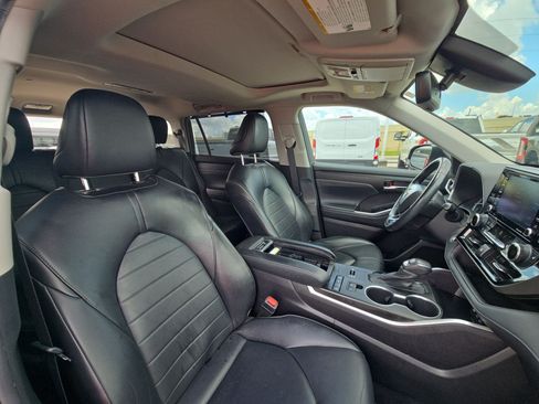 Used 2022 Toyota Highlander XLE FWD image 29